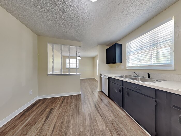 Foto principal - Beautifully Appointed Home with Fireplace ...