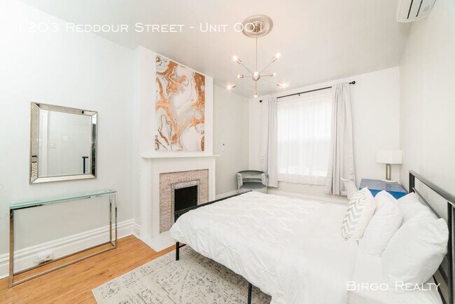 Building Photo - 1203 Reddour St