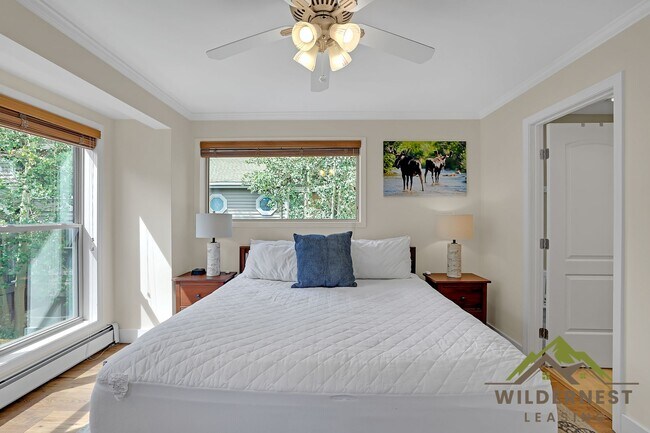 Building Photo - Winter Rental- HOT TUB, Quiet townhome with hot tub and two living areas