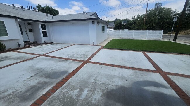 Foto del edificio - 5651 Radford Ave