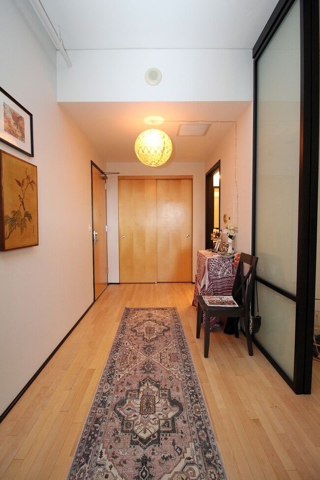 Building Photo - Fully Furnished Short-Term 1 Bedroom Lux C...