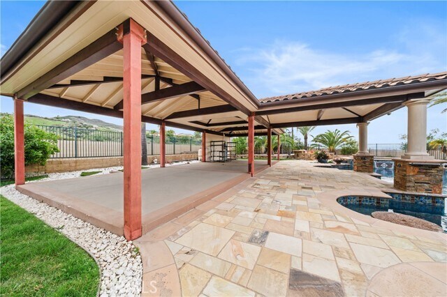 Foto del edificio - 16923 Royal Pines Ln