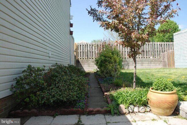 Building Photo - 2211 Hamway Dr