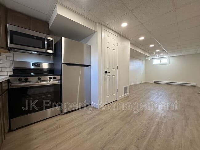 Building Photo - 2006 6th St NE