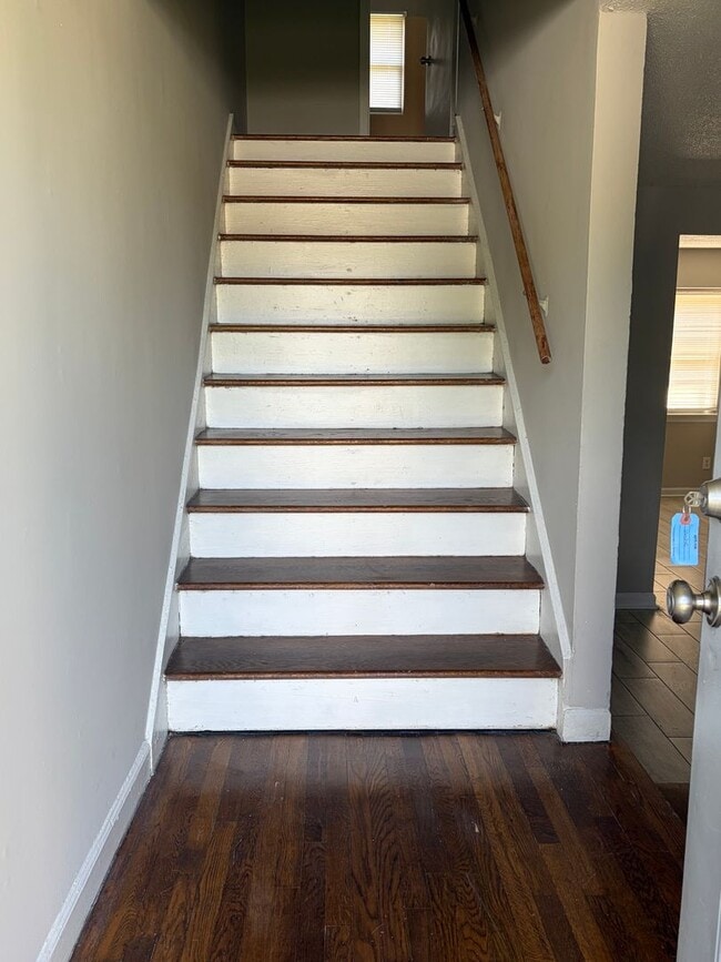 Building Photo - Spacious 2bedroom Townhome