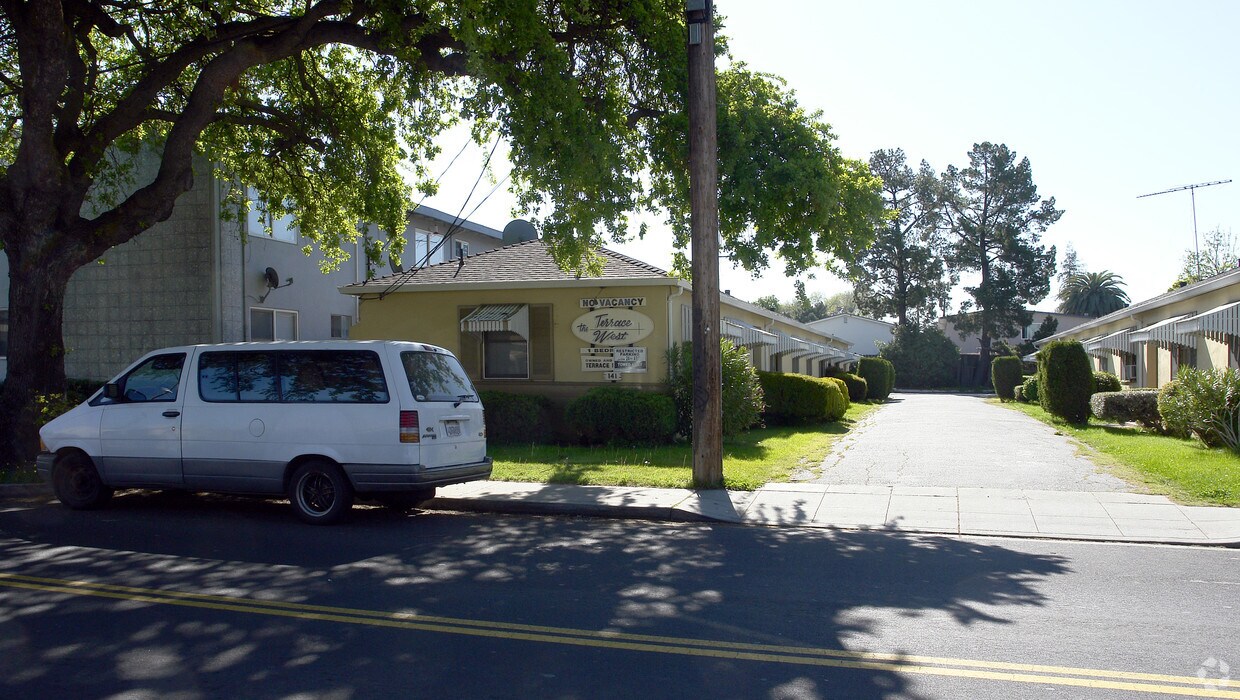 Primary Photo - 141 Oak Ave
