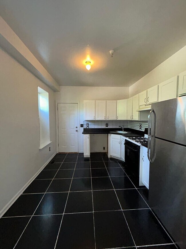 Building Photo - Beautiful big property with AC