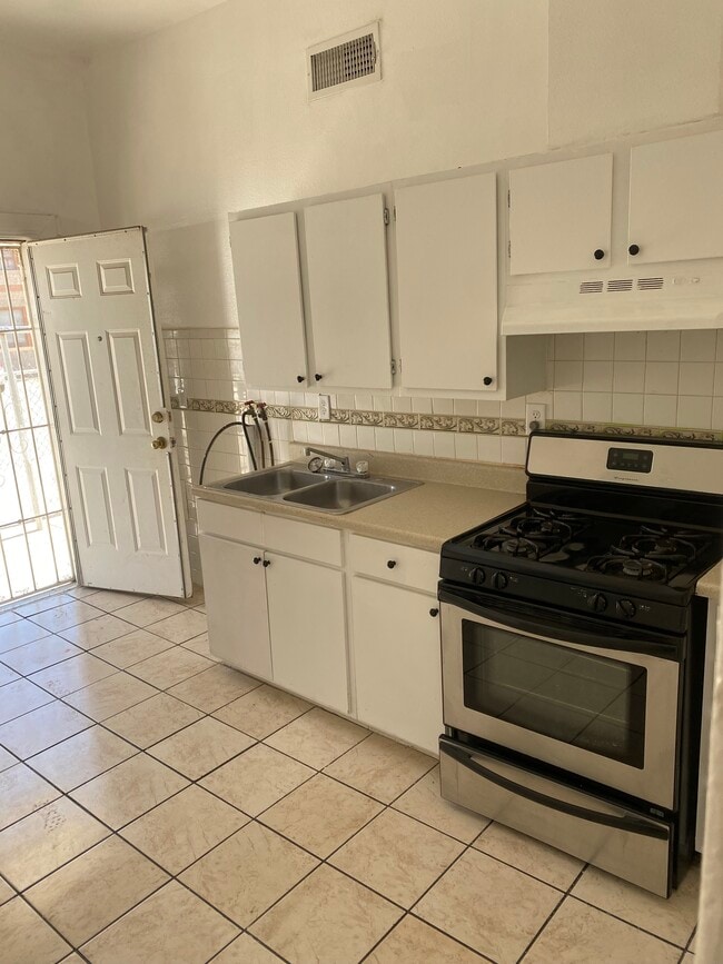La cocina cuenta con estufa y refrigerador. Entrada lateral. - 1407 E San Antonio Ave