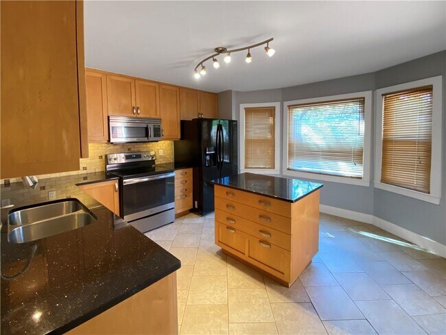 Foto del edificio - 877 Lenox Oaks Cir NE