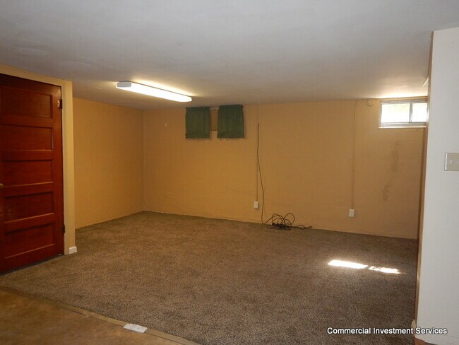 Building Photo - 212 Elm St