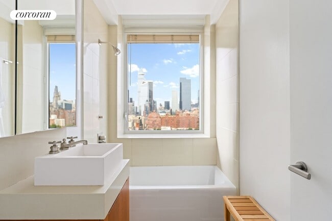 Building Photo - 450 W 17th St