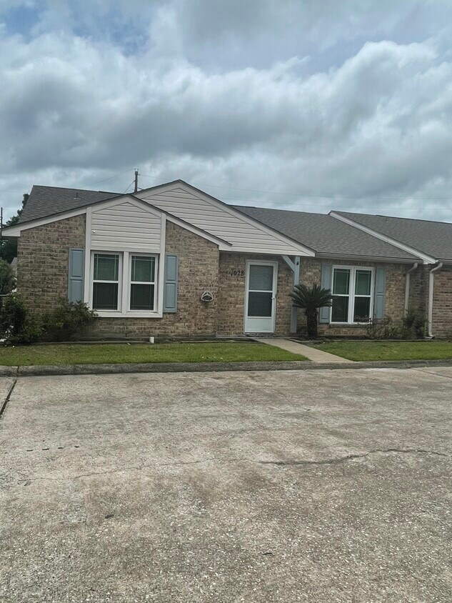 1028 Sunmeadow Dr, Beaumont, TX 77706 Townhome Rentals in Beaumont TX