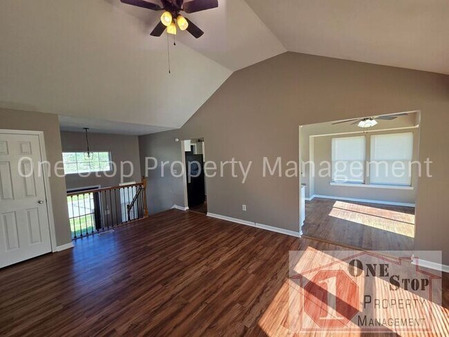 Foto del edificio - Spacious 3 bedroom/ 2.5 bath with a finished basement!!