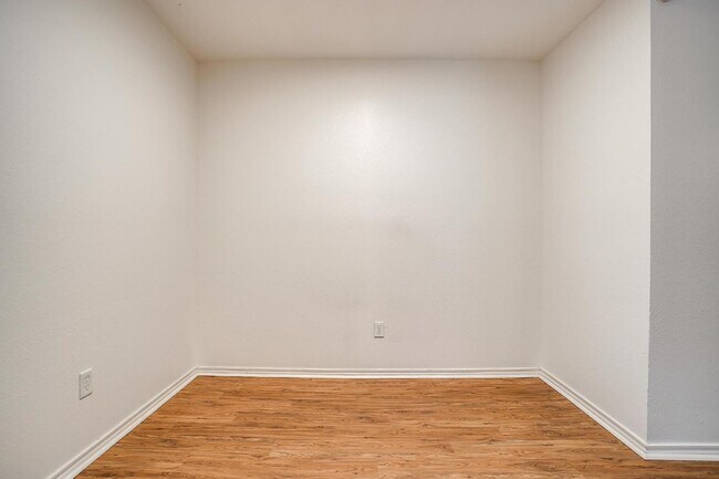 Foto del edificio - Updated 2 bedroom 1 bathroom close to ever...