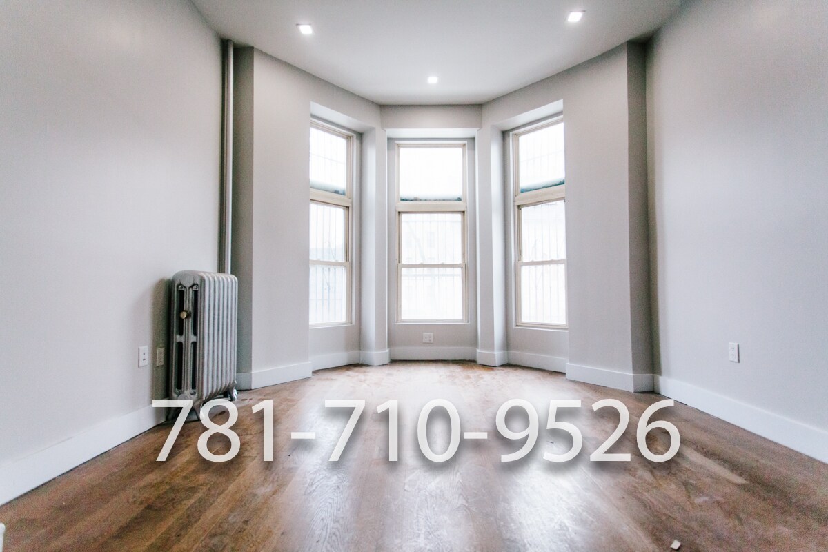 Living room - 135 Decatur St