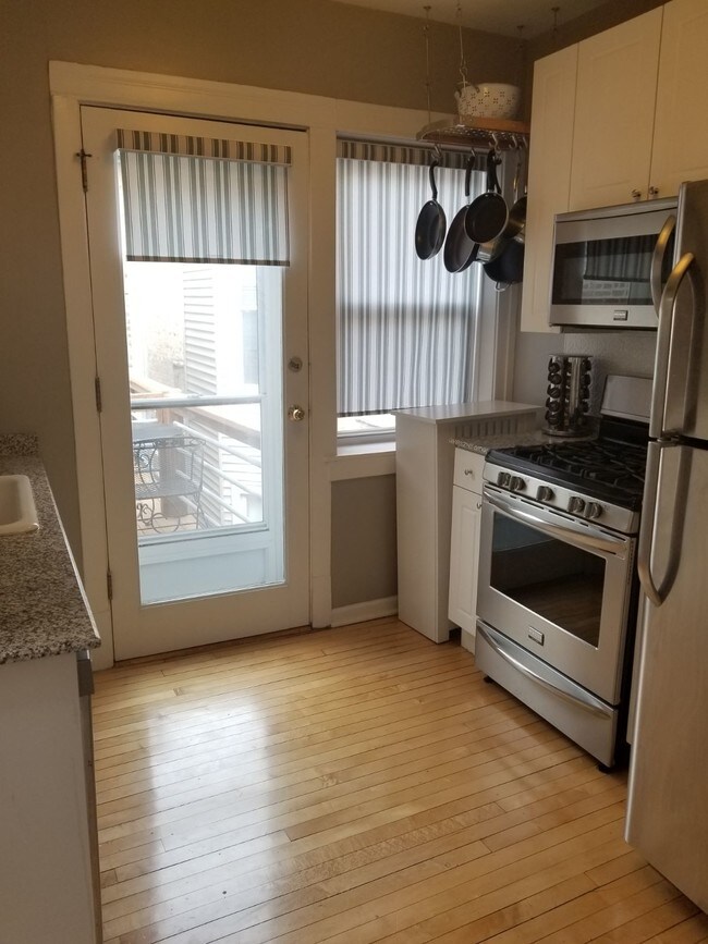 Kitchen - 734 W Barry Ave