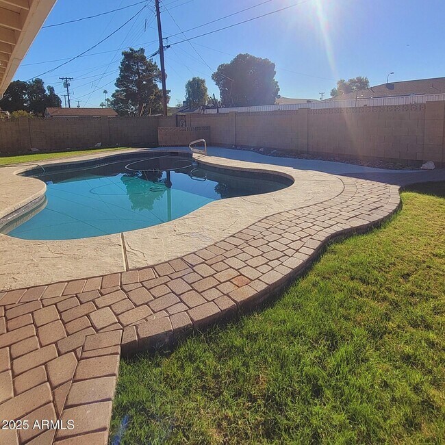 Foto del edificio - 8229 E Cambridge Ave