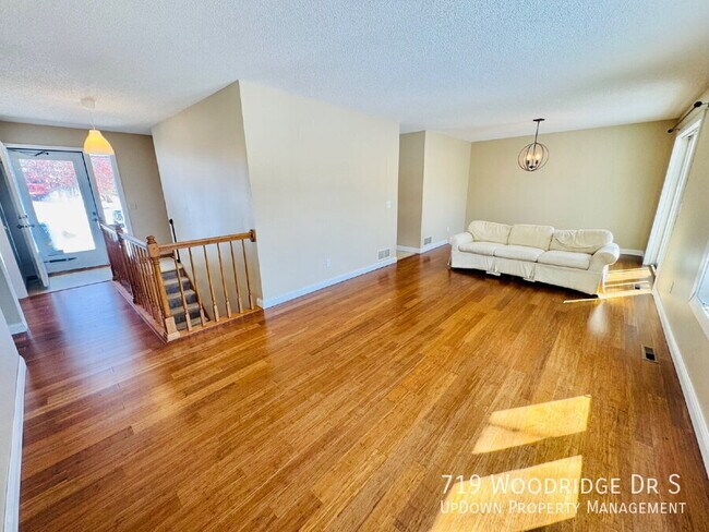 Foto del edificio - 719 Woodridge Dr S