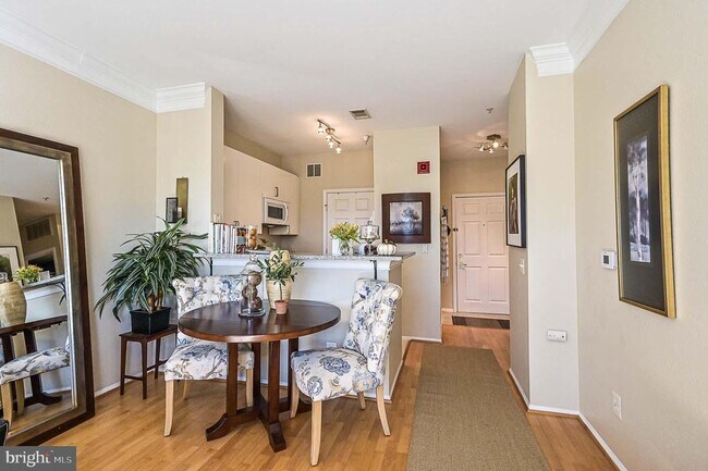 Foto del edificio - 1570 Spring Gate Dr.