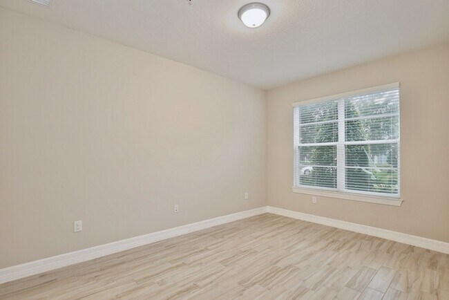 Building Photo - Luxurious 3/3.5 Spacious Townhome with a B...