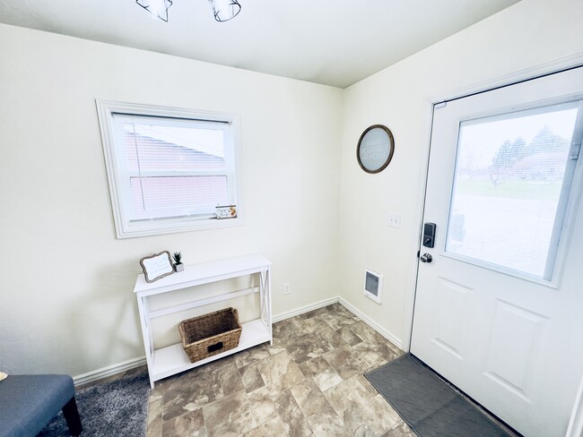 Foto del edificio - 741 Elm Dr