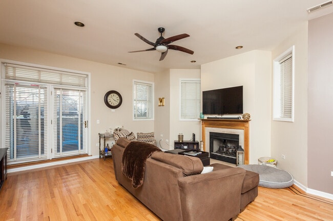 Building Photo - 4124 N Kenmore Ave