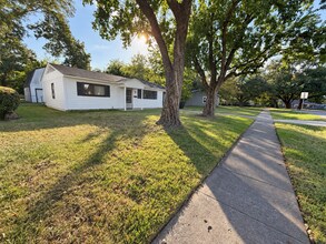 Building Photo - 3002 Inda St