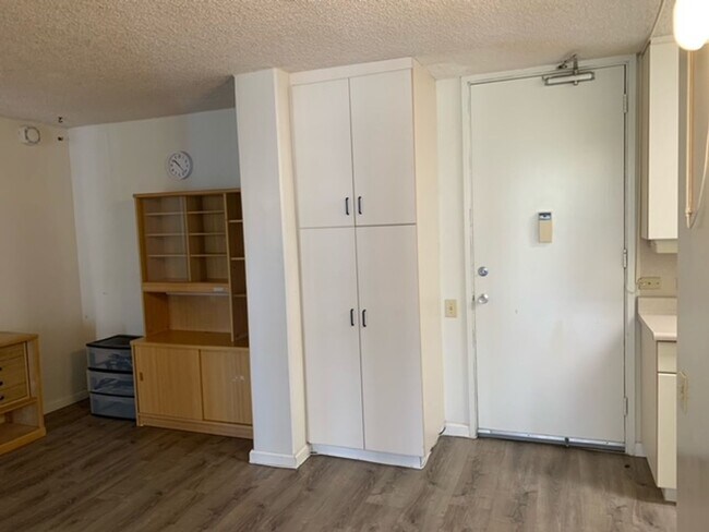 Building Photo - Makiki Terrace - 1 bedroom, 1 bathroom unit with 1 parking