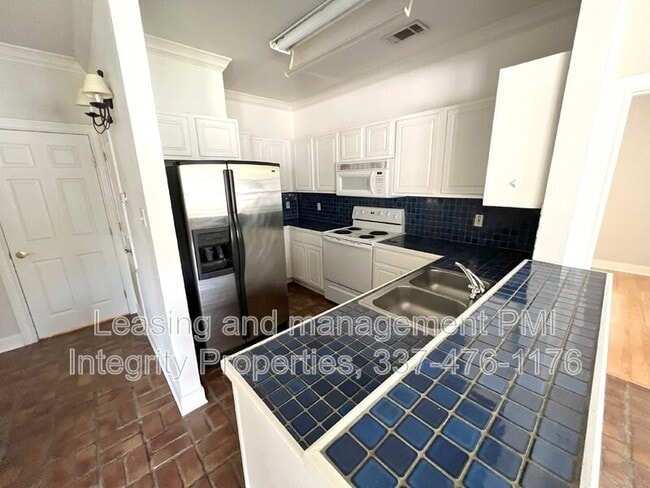 Building Photo - 710 E Boyd Dr
