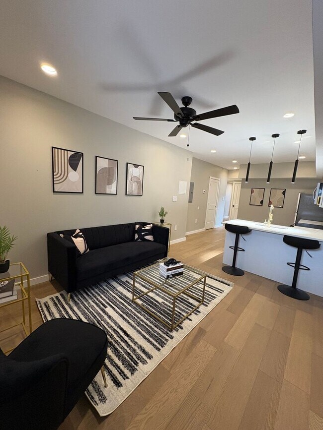 Foto del edificio - Newly Renovated FULLY FURNISHED LUXURY Apt...