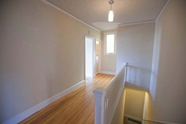 Building Photo - 853