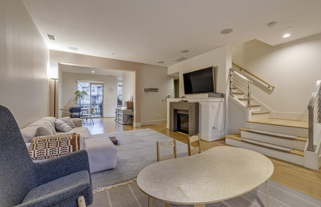Building Photo - Luxury Peterkort Woods Townhome with High ...