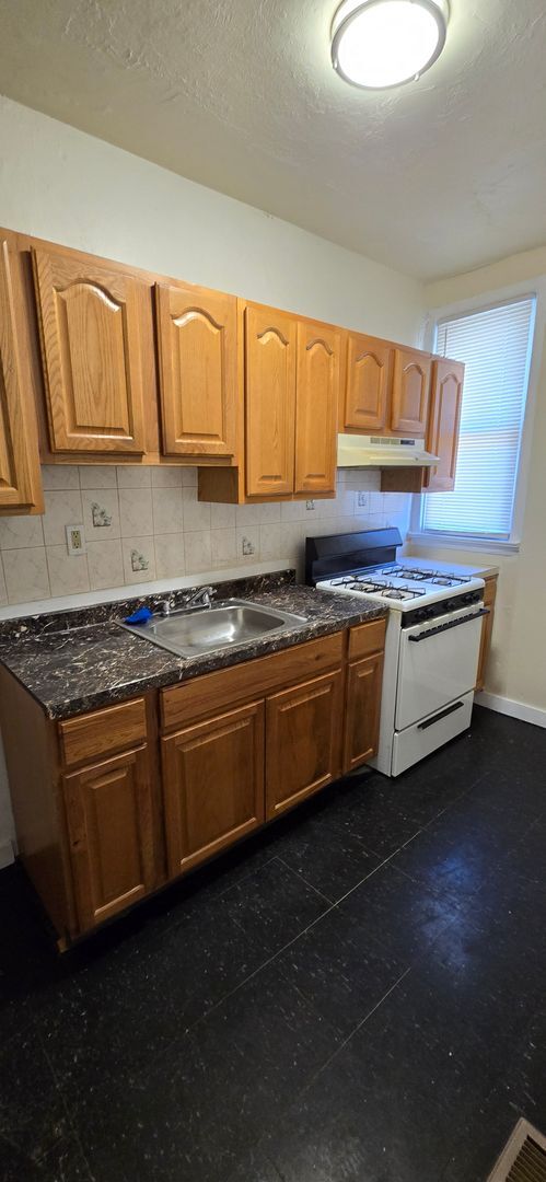 Foto del edificio - 3 Bedroom Home for Rent in Oak Lane