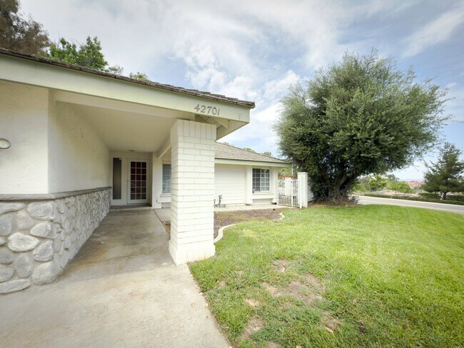 Foto del edificio - 3 Bedroom/2 Bathroom Private Home with Lar...