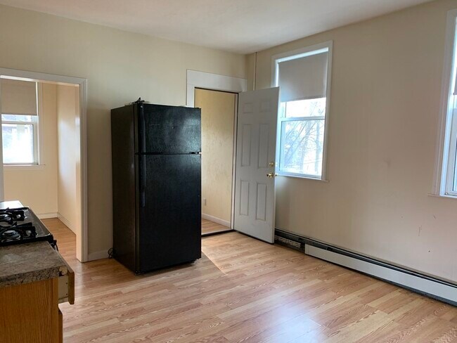 Building Photo - 32 Custer St
