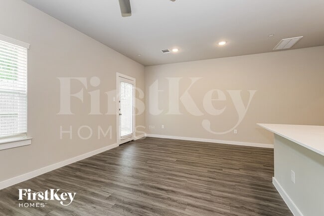 Building Photo - 305 N Centro Cir