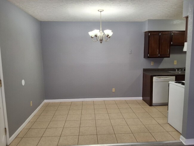 Building Photo - Comfy 2 Bedroom, 1 Bath Apartment located in Radcliff