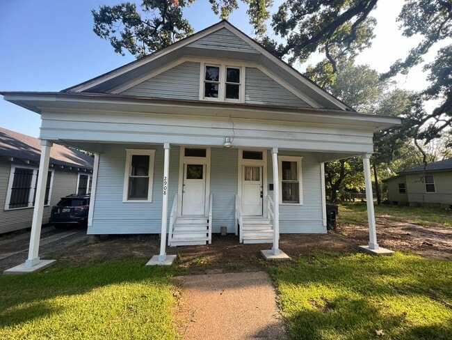 Building Photo - Section 8/Housing Voucher Accepted. First ...