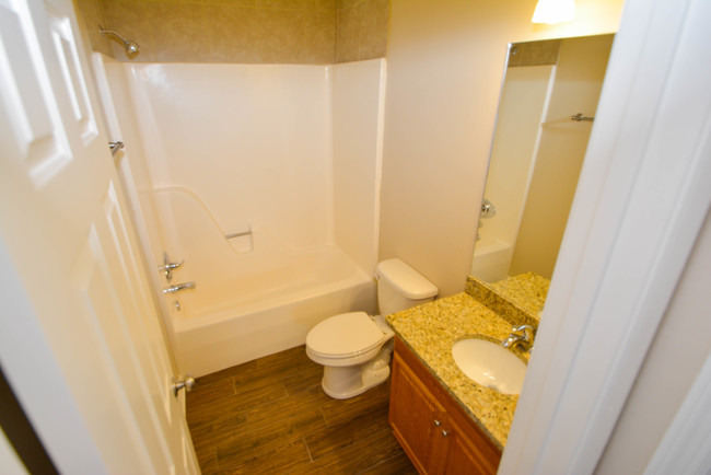 2nd bathroom - Parkside Apartments