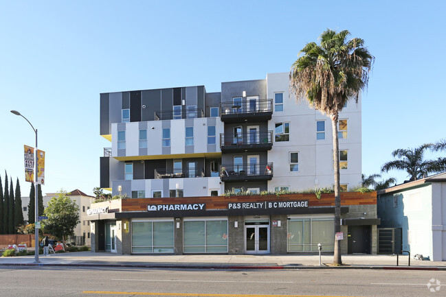 Foto del edificio - 5400 Hollywood Family Apartments