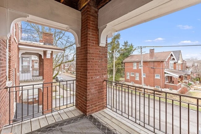 Building Photo - 3176 Gustine Ave