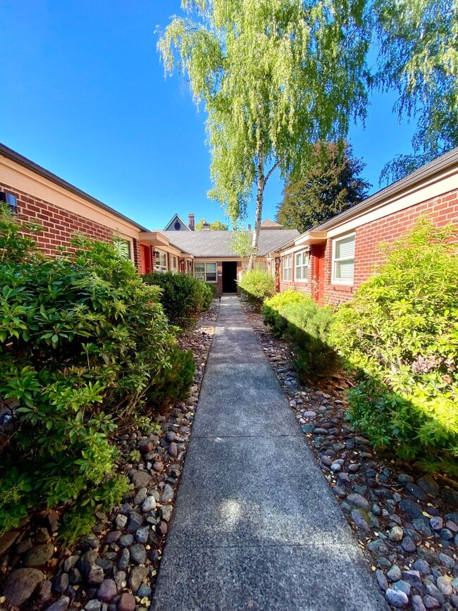 Building Photo - Charming 1 Bed, 1 Bath Apt in Ideal NW Area