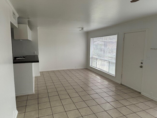 Building Photo - 820 W Alabama St