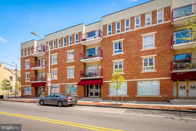 Building Photo - 911 S Charles St