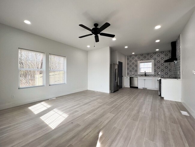 Building Photo - LOCATED IN HISTORIC PARKRIDGE!!