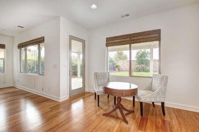 Foto del edificio - 3582 Rosecrest Cir