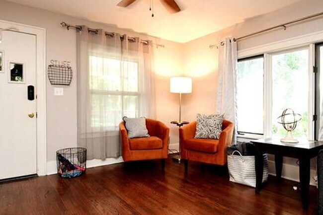 Building Photo - Furnished Living Near UNO & Aksarben!!