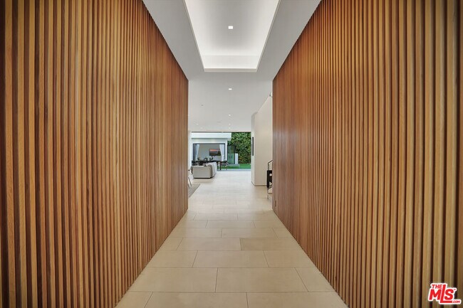 Foto del edificio - 6687 Colgate Ave