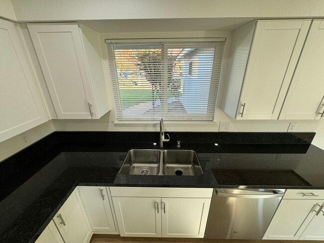 Foto del edificio - 4557 N Sequoia Dr