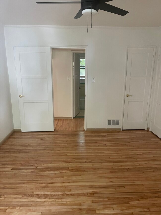 Foto del edificio - 1323 N Harper Ave